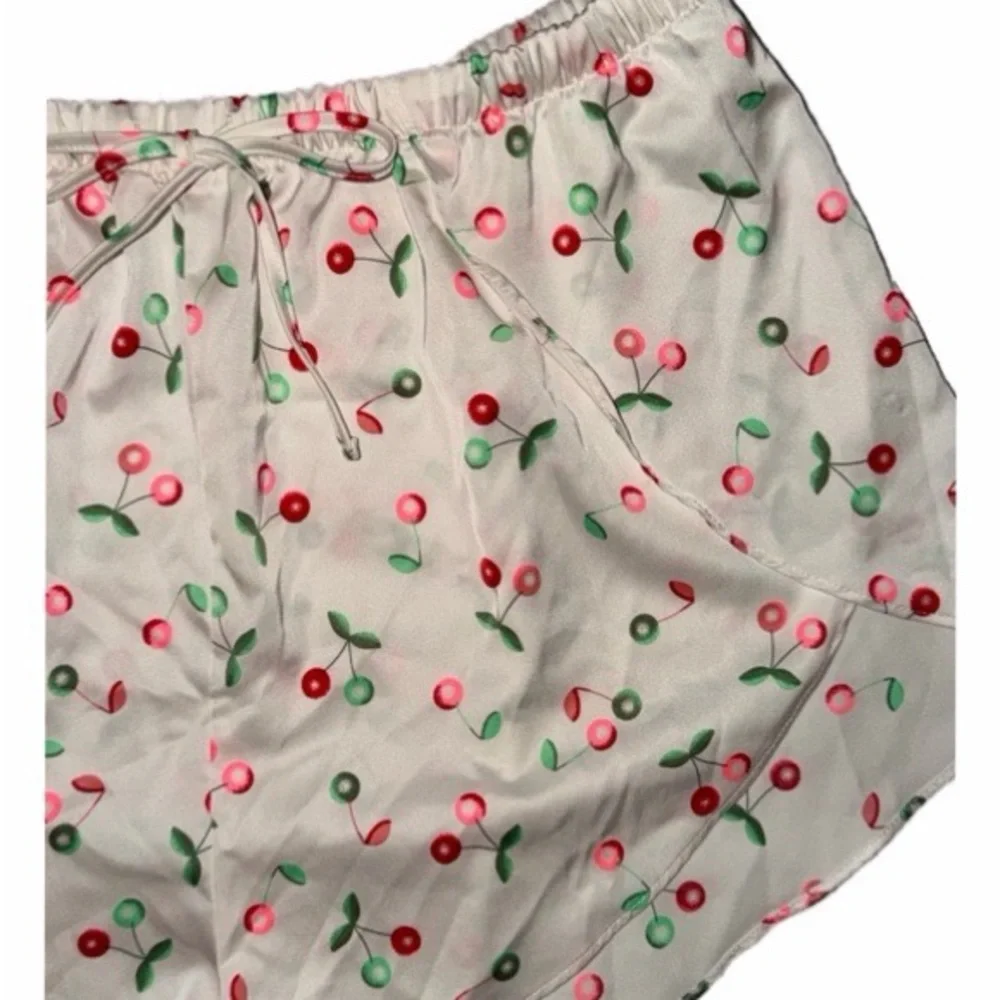 NWOT Y2K 🍒Colsie White Cherry Print Shorts - Picture 2 of 5